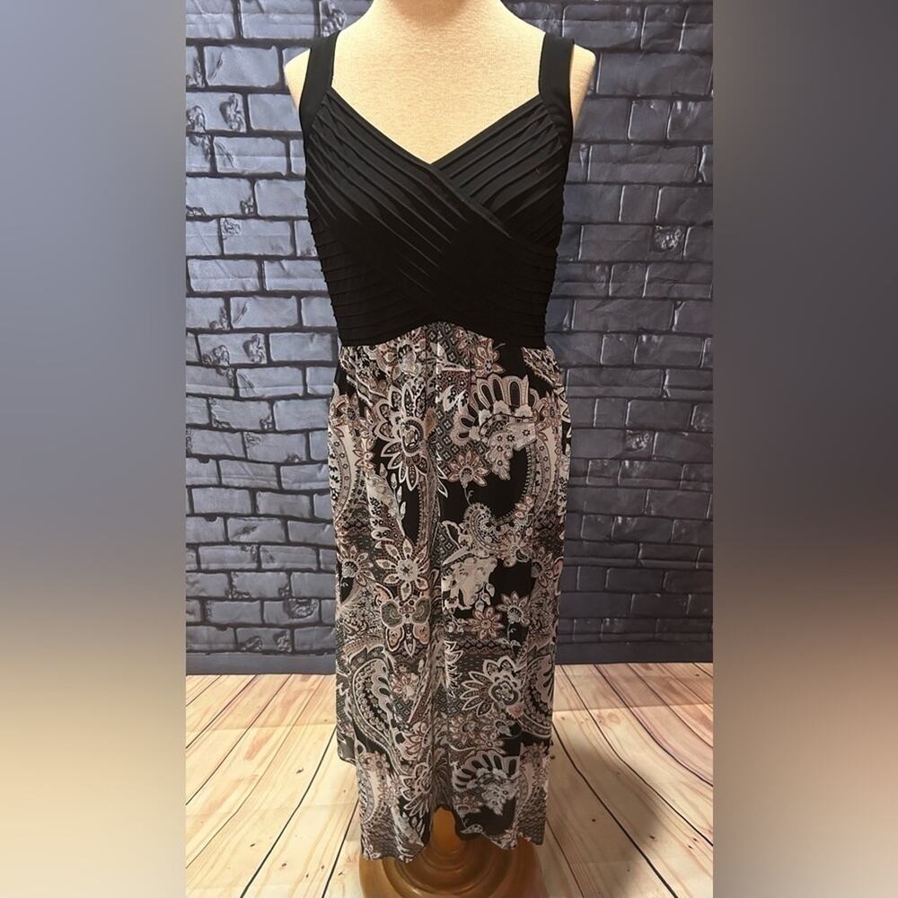 Woman’s Plus size Avenue Maxi Dress,  Black top with shark tooth hem Size 18/20